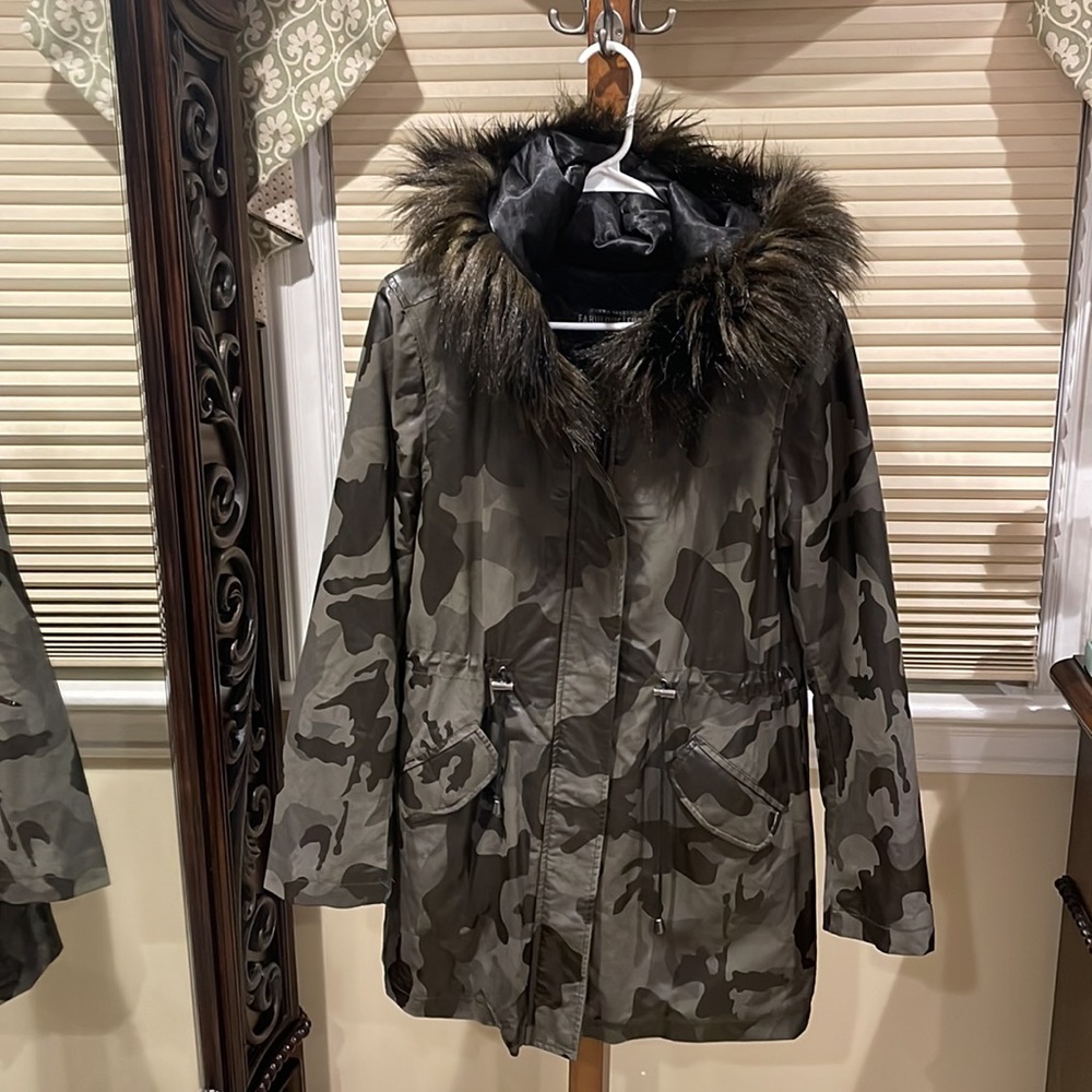 CAMO ANORAK COAT WITH FAUX FUR-TRIMMED HOOD